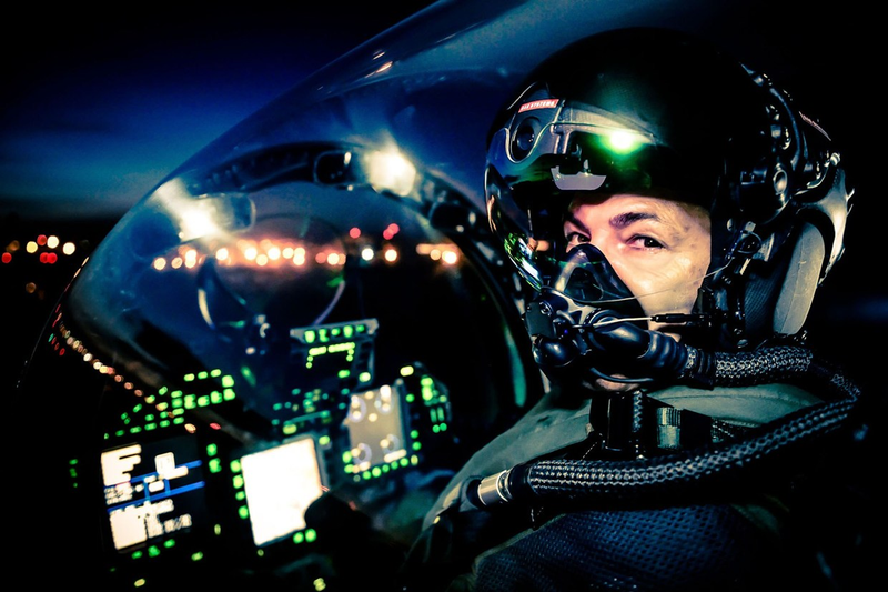 Illustration for article titled La tecnología de este casco para pilotos otorga visión perfecta sea de noche o de día